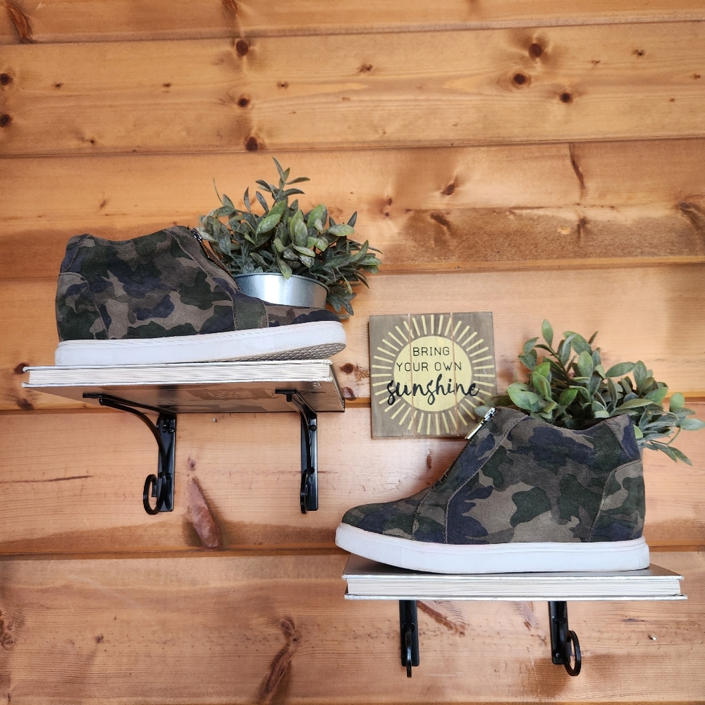 Blondo Glenda Camouflage Hidden Wedge Sneakers Waterproof Suede Leather Size 8 M